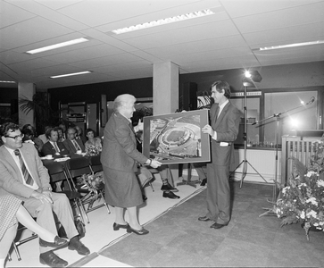 885053 Afbeelding van de overhandiging van een luchtfoto van het nieuwe Stadion Galgenwaard (Herculesplein 331) te ...